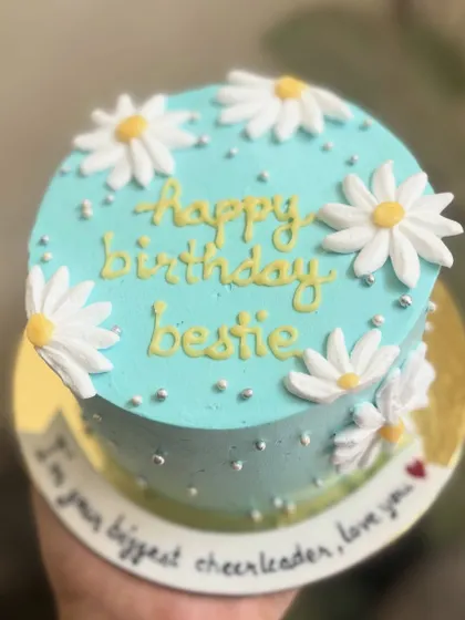 A cheerful daisy cake for a bestie's birthday. The light blue base makes the white and yellow flowers pop.
