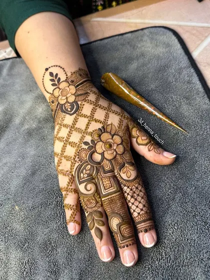 A lovely design for Teej or Rakshabandhan, featuring a floral and net pattern. The look is full but not overly heavy, perfect for festive celebrations.
