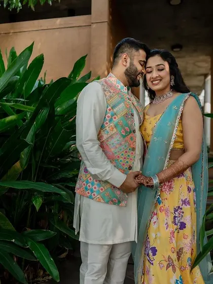 A collection of fun and vibrant moments from a sun-drenched Haldi. From playful entries to candid portraits, we capture the complete story of this joyous celebration.