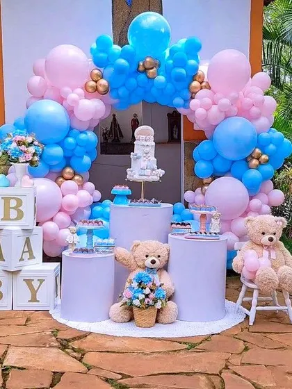 A minimalist baby shower setup that is anything but basic. The combination of pink and blue balloons with teddy bears and "BABY" blocks is a classic choice executed with elegance.