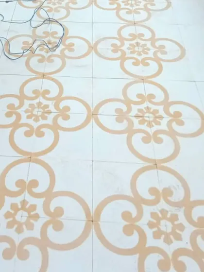 We love the delicate beauty of this floor pattern. The flowing, ornamental lines in a soft beige are inlaid into white marble, creating a subtle yet elegant design that adds a touch of classic charm to the room.