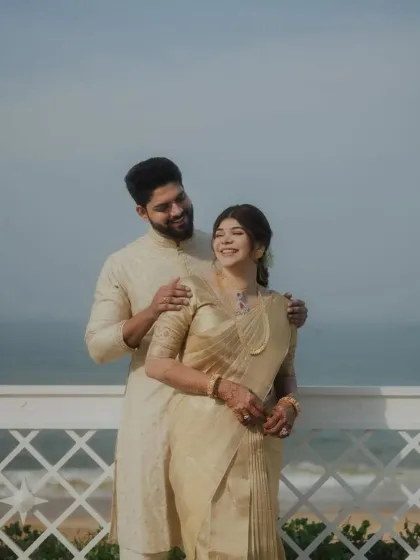 A happy, candid moment. The pre-pleated saree allows the bride to be carefree and enjoy her special day.