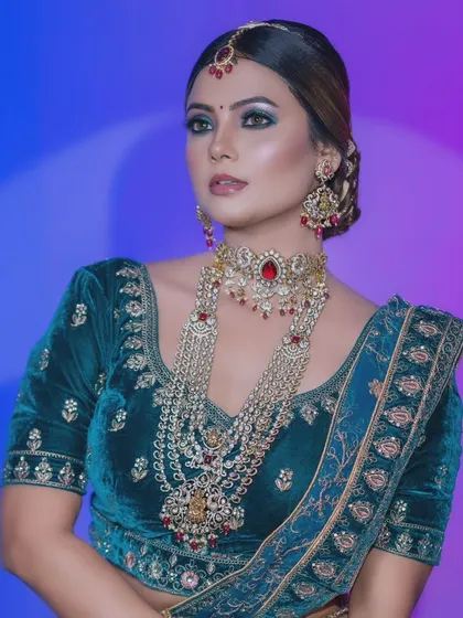 A close-up of the Jadau necklace set from the previous video. You can see the intricate work and the beautiful combination of stones.