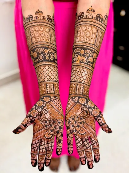 A final look at this gorgeous, traditional bridal mehendi.