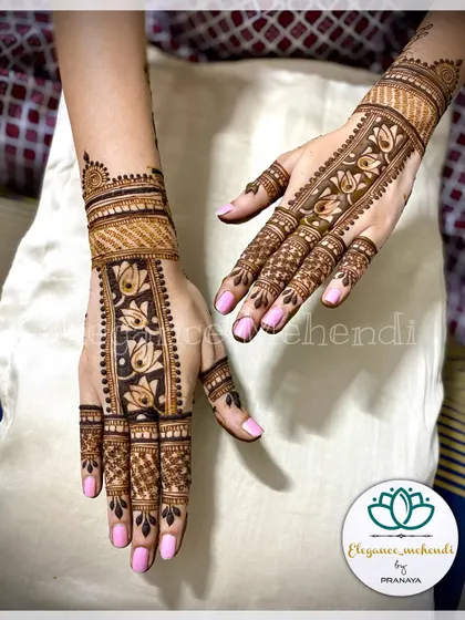 A delicate backhand design featuring a lotus belt pattern, ideal for guests or for a minimalist bridal look.