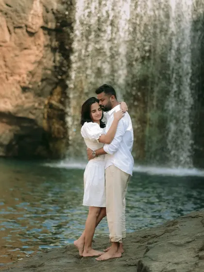 A classic, romantic embrace in front of a waterfall, a perfect shot for any pre-wedding album.