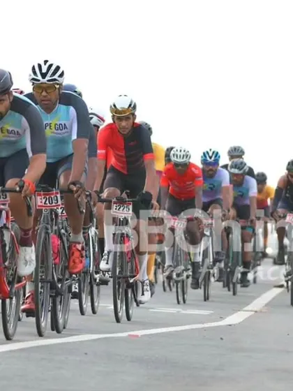 The elite peloton, with riders from Equipe Goa and other top teams, at the front.