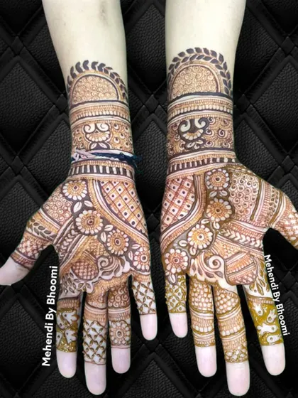 A beautiful design for siders or for a bride who wants a lighter style. The pattern is focused on the palms and wrists, with intricate floral and geometric work.