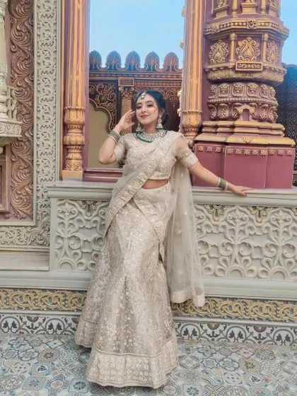 A final shot from this series, demonstrating the complete party-ready appearance. The makeup is set to last, ensuring you look your best for the entire duration of the celebration.