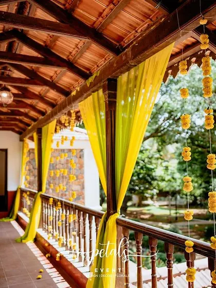 A duplicate image of the charming balcony decor.