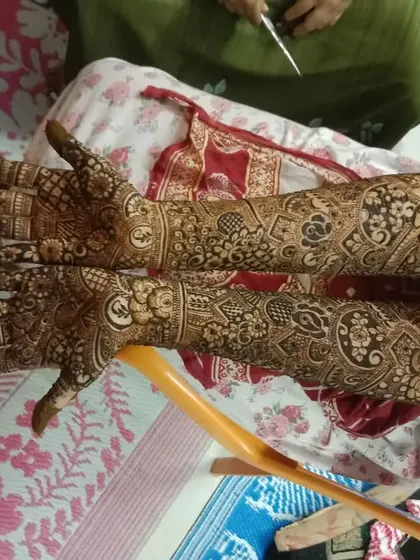 "Tere naam ki mehndi" (Henna of your name). A full bridal design that is a testament to love and commitment.