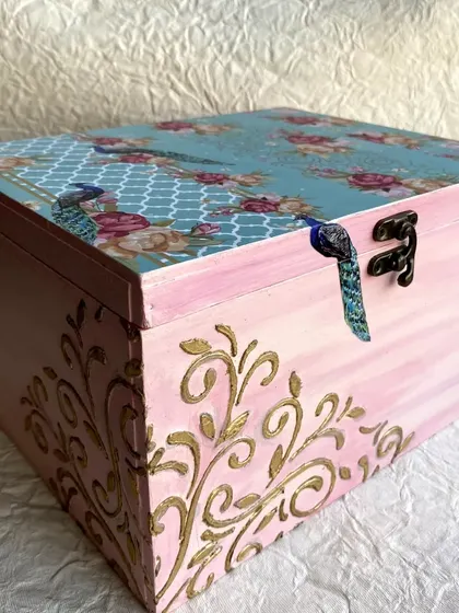 This double-rod bangle box features a beautiful peacock and floral print, enhanced with gold leaf motifs for an elegant touch.