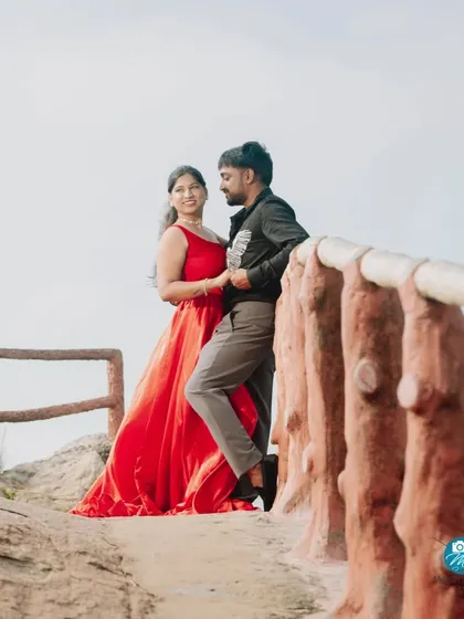 A romantic pose on a rustic bridge, with the natural landscape providing a beautiful backdrop for their pre-wedding photos.