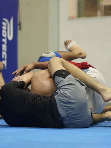 A scramble on the mats during a BJJ roll. Students learn to stay calm and technically sound even in chaotic, fast-moving situations.