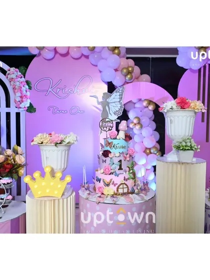 Another view of the cake and decor details.