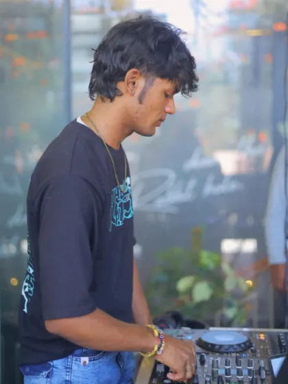 Another look at a sundowner set, focused on the music and the relaxed, happy atmosphere.