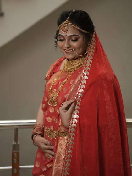 This Bengali bride looks stunning in a traditional red saree and one of my gold-plated jewellery sets. The look is completed with a beautiful mukut and nath.