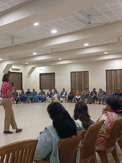 Leading a group of teachers in a circle exercise. This format encourages participation from everyone and helps break down inhibitions, which is the first step towards creating a truly playful and expressive classroom culture.
