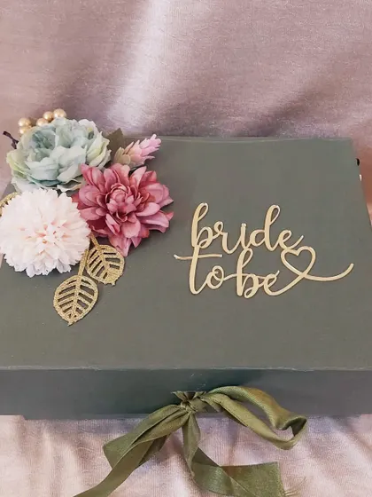 The packaging is just as important as the gift inside. This elegant 'Bride to Be' box is the perfect start for a beautiful and thoughtful hamper, ready to be filled with personalized presents for the special lady.