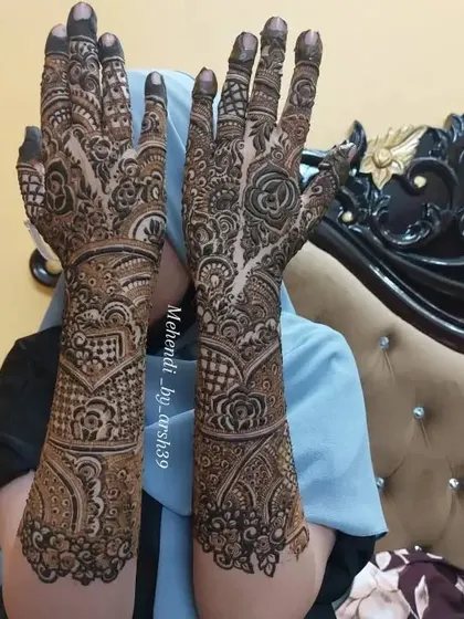 A duplicate image of the full bridal design.