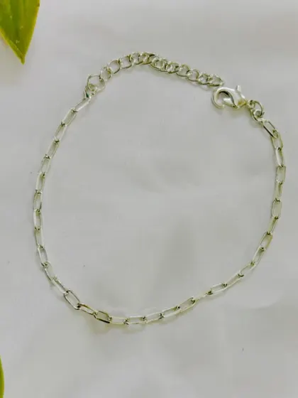 The same classic pendant chain is also available in a silver finish. It's a must-have basic for any DIY jewelry artist's collection.