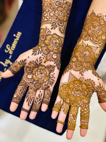A classic floral design with beautiful rose motifs on the palms and forearms.