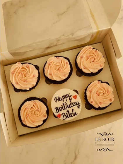 Sometimes you just need to say it like it is. This fun birthday set features classic chocolate cupcakes with pink buttercream rosettes and a custom fondant message for a good laugh between friends.