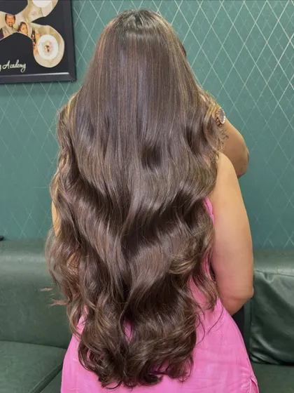 Long, luscious waves with subtle brown highlights. This style is all about creating a glamorous, high-impact look that still feels soft and touchable.