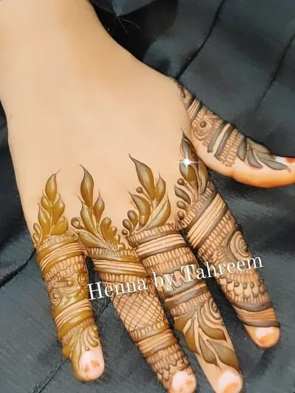 This design focuses on creating a beautiful pattern on just the fingers. The leafy tips and banded patterns give the illusion of wearing elegant rings.