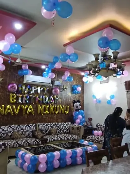 A full room decoration for a birthday party at home. We used pink and blue balloon bunches on the walls and ceiling to fill the space with color and fun.