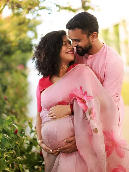 An outdoor maternity shoot with a traditional touch. This couple’s embrace is so full of love and joy, showing that you can blend cultural elegance with the beauty of nature.