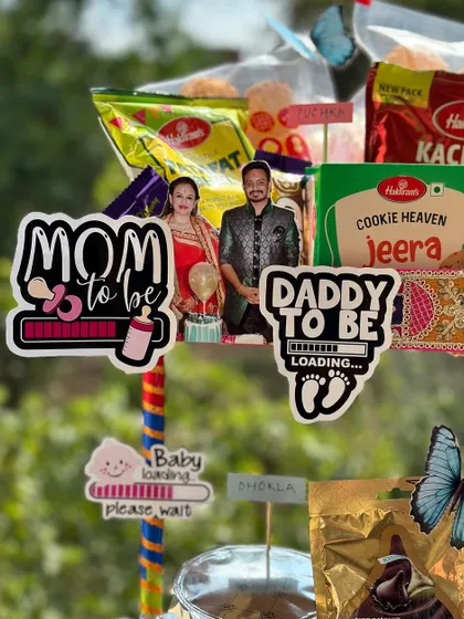 A close-up of the "Mom to be" and "Daddy to be" food hamper, showing the personalized photo and snack labels. It’s a fun and thoughtful way to celebrate the expecting parents.
