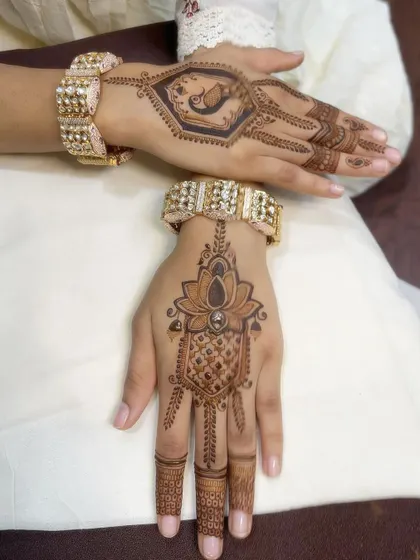 A still image of the modern and chic design from ID 219, showing the beautiful contrast between the two hands.