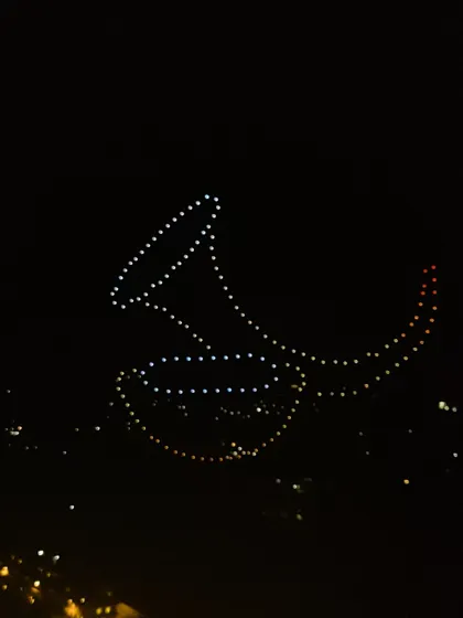The sound of a shehnai, a traditional wedding instrument, formed by drones in the sky. We love weaving these cultural details into our shows to make them resonate मौसम with every guest.