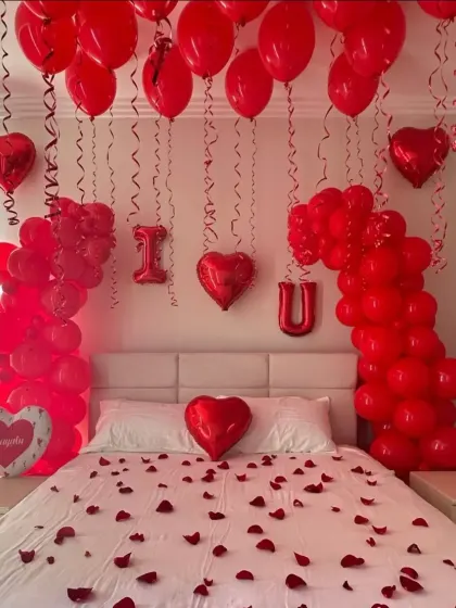 Sometimes, the simplest messages are the most powerful. I create classic "I Love You" setups with bold red balloons, including arches and heart-shaped foils. Combined with rose petals on the bed, this decoration is a timeless and direct way to express your feelings for an anniversary or just because.