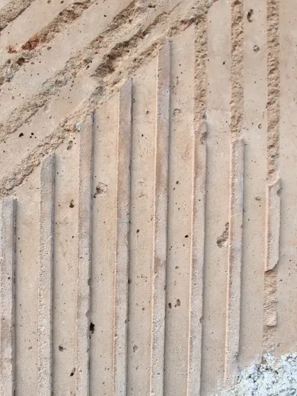 Another experiment with poured earth, creating a mix of vertical and diagonal grooves for a unique wall finish.