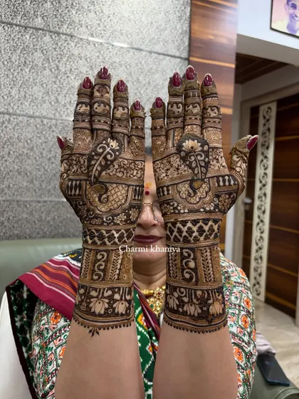Another shot of this classic full-hand mehendi.