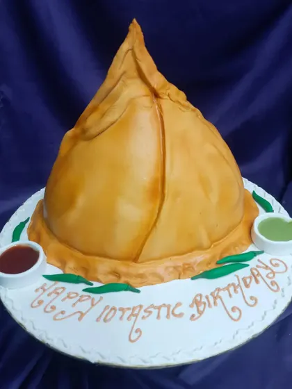 Is it a samosa or is it a cake? This hyper-realistic samosa cake, complete with edible chutney, is one of my favorite novelty designs. It’s the ultimate surprise for anyone who loves a fun twist on dessert.