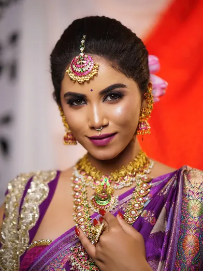 A direct and captivating portrait. The makeup is strong and defined, giving the bride a powerful and confident presence.