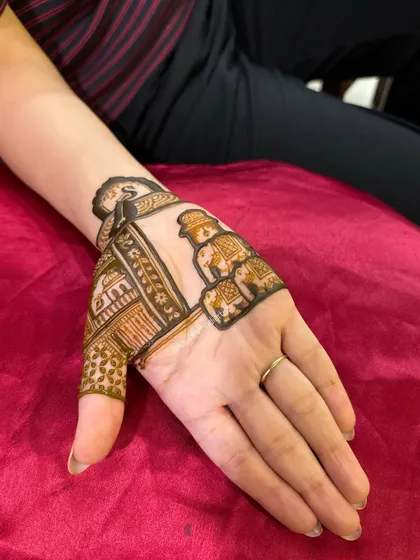 Combining the initial with the elephant figures on the same hand. A great way to build a story with smaller elements.