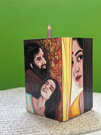 The other side of the movie-themed pen stand, featuring scenes from "Jawan" and another classic film.