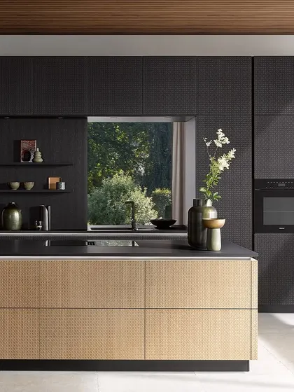 This award-winning design features the Viennese wickerwork veneer, contrasting a natural oak island with black oak cabinetry for a bold, yet harmonious look.