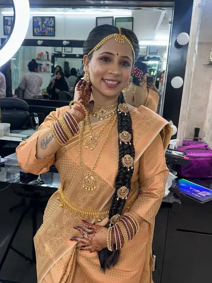 The model happily showing off her complete traditional look.