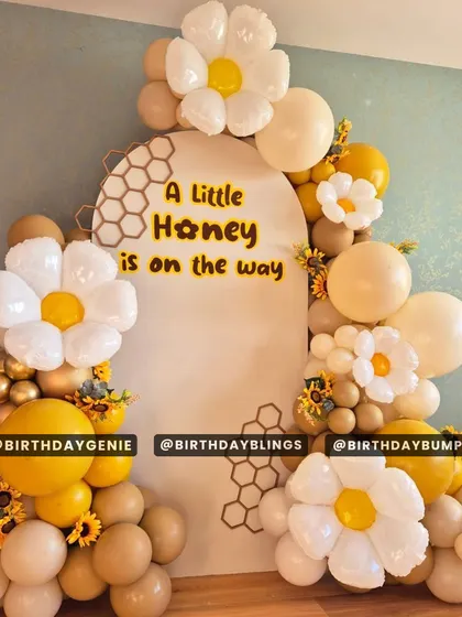 Another angle of the "Little Honey" setup, showing the full balloon arrangement and sunflower details.