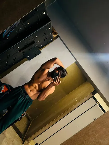 An angled mirror selfie to highlight the obliques and overall core strength.