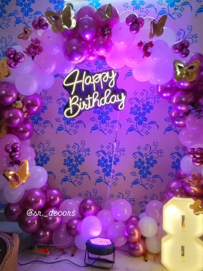 The purple and white balloons create a dreamy atmosphere for this fairy-themed birthday party, perfect for creating enchanting memories.