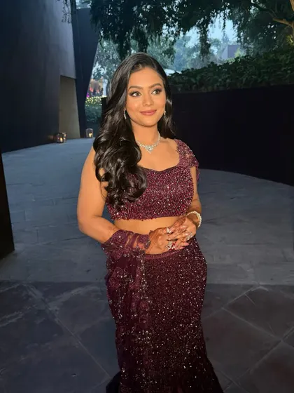 Another view of Himanshi's radiant Roka glam. The makeup is soft yet defined, letting her beautiful smile and sparkling outfit shine.