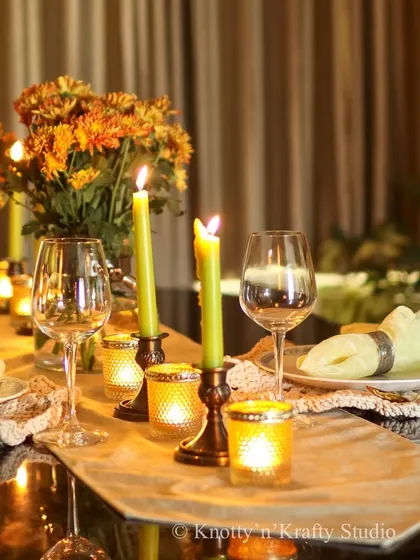 More autumn vibes on the dining table, with glowing candles and warm colours.