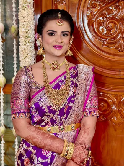 A portrait of the soft glam look for the welcome ceremony. The makeup is traditional yet fresh, perfectly complementing her temple jewellery.