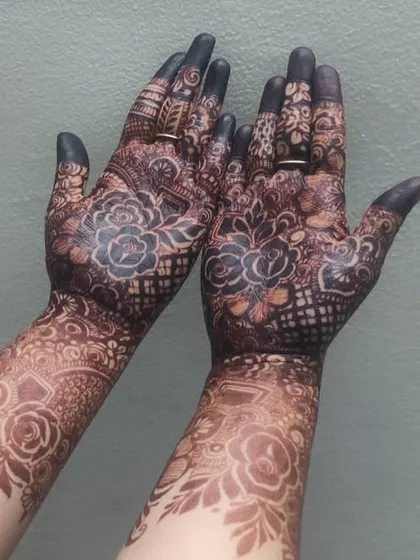 Another angle of this gorgeous floral stain. You can see how the color is equally deep on the front and back of the hands, creating a complete and beautiful look.